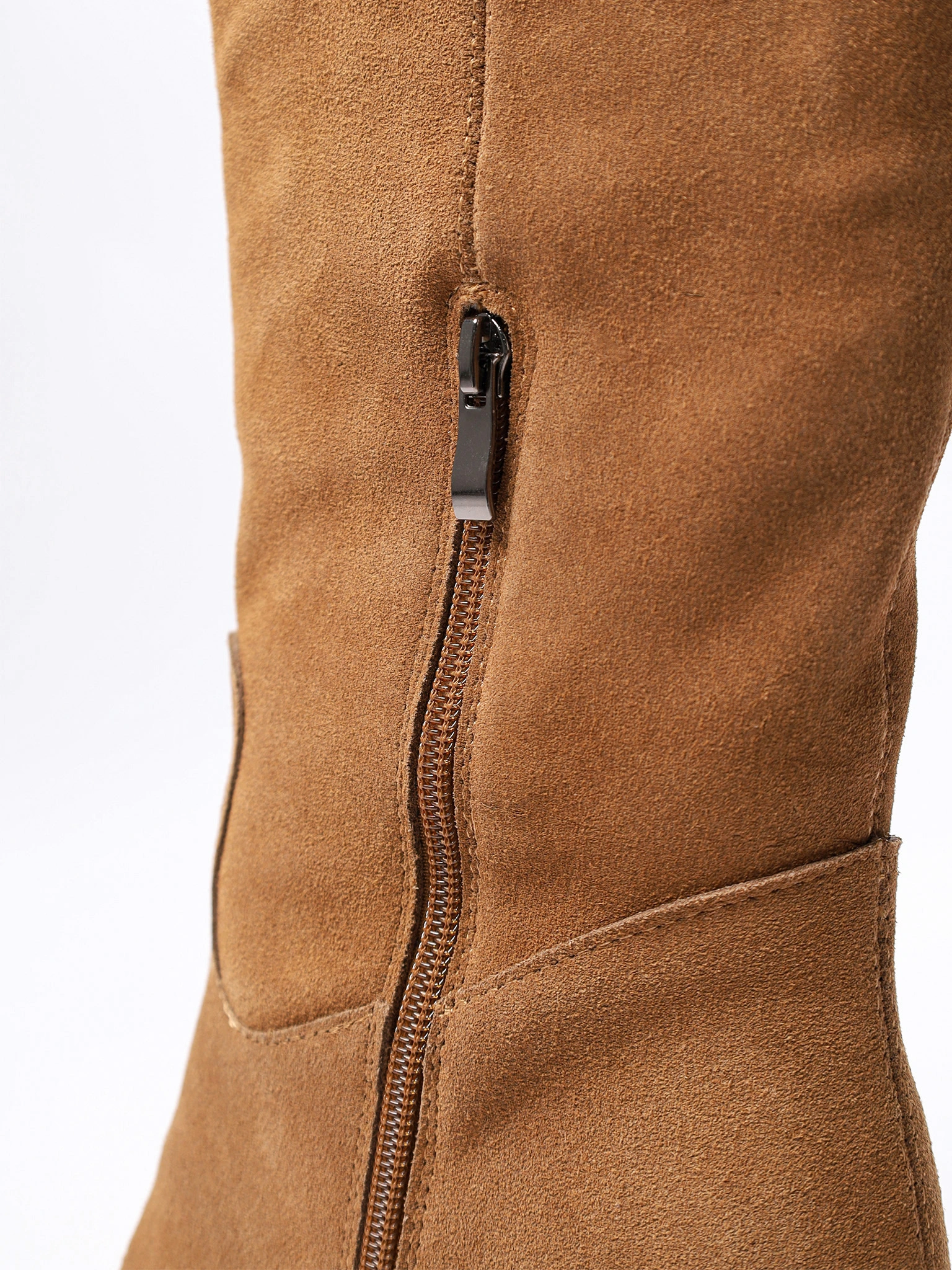 Сапоги коричневого цвета на высоком каблуке